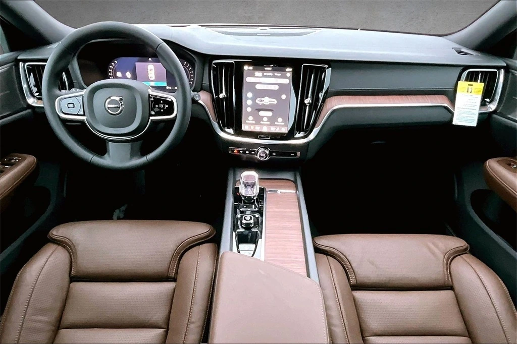 2026 Volvo - image 5