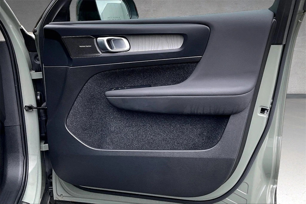 2024 Volvo - image 28