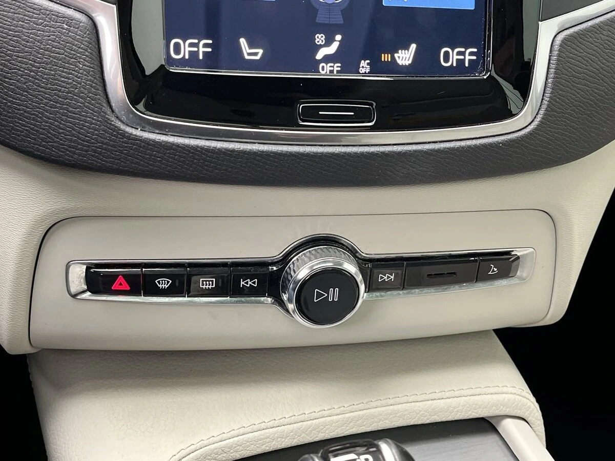 2022 Volvo - image 23