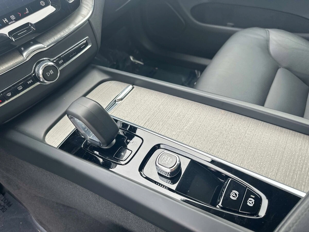 2025 Volvo - image 23