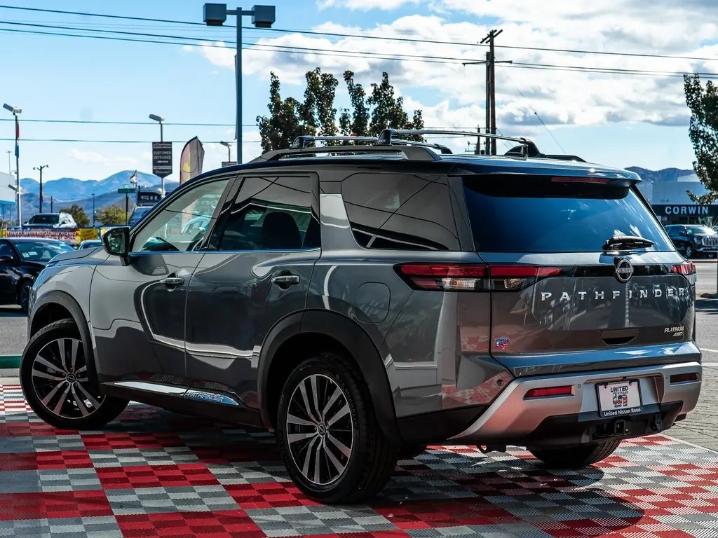 2023 Nissan Pathfinder Platinum photo 4