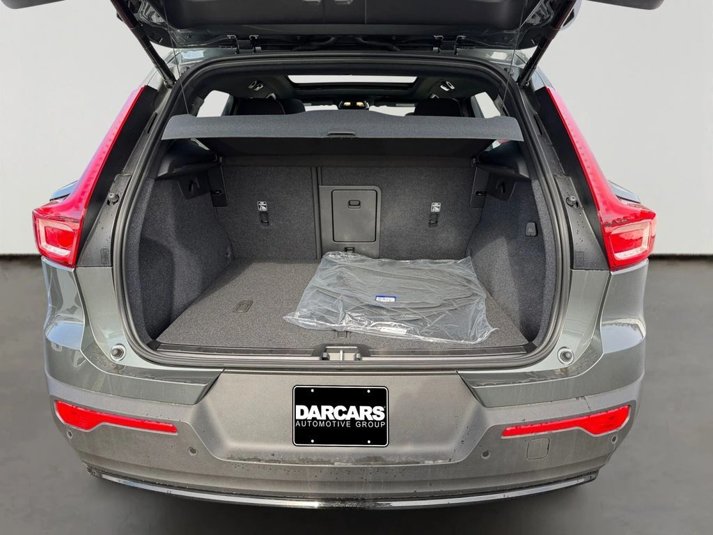 2026 Volvo - image 9