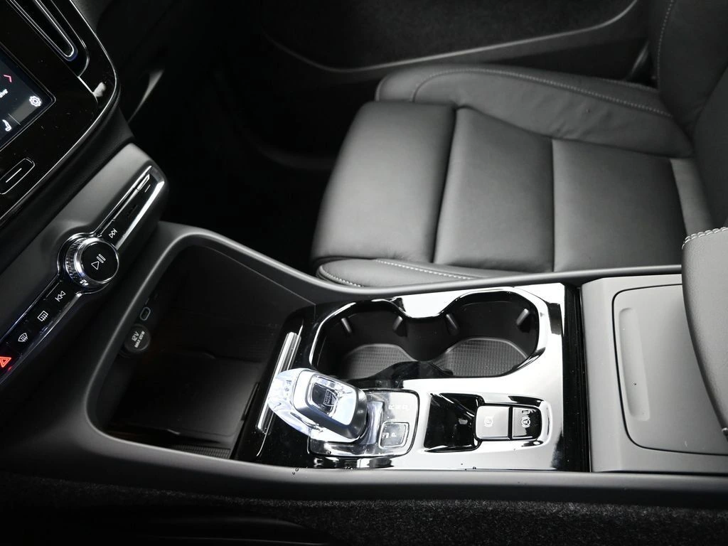 2025 Volvo - image 15