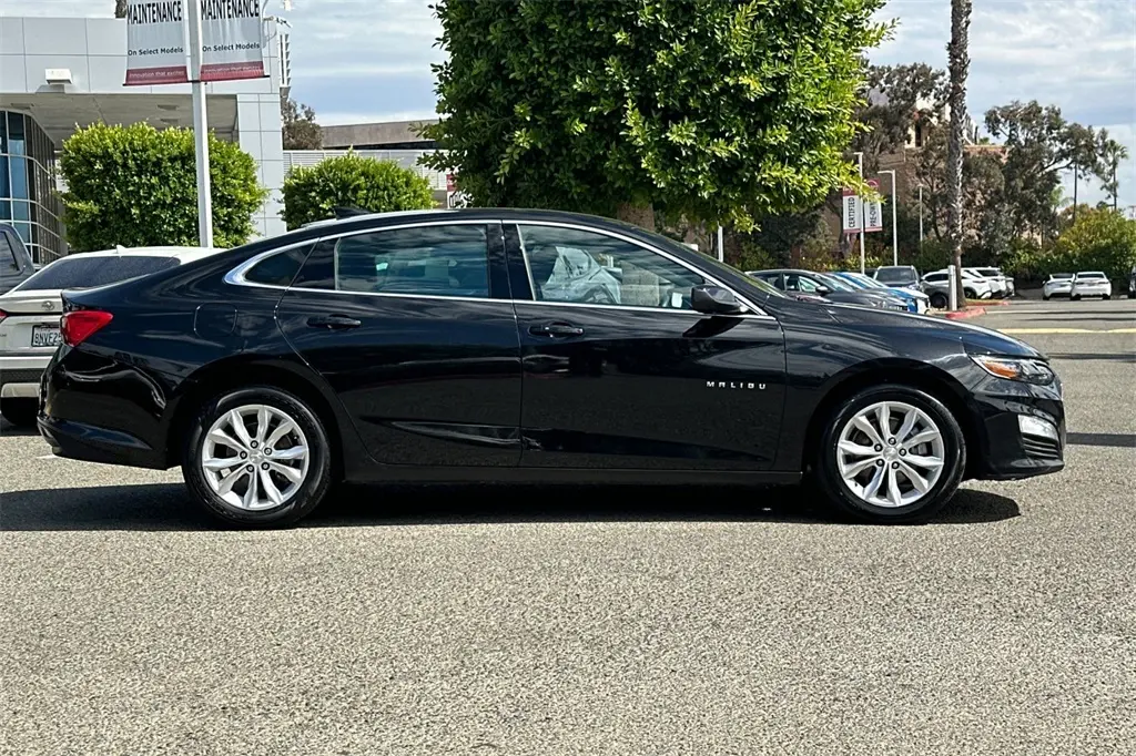 2024 Chevrolet Malibu 1LT photo 2