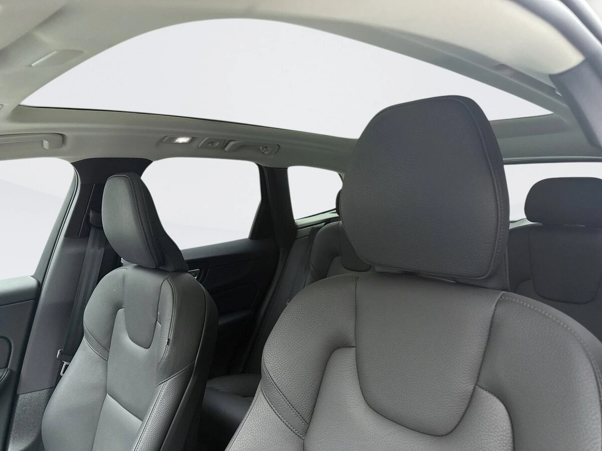 2025 Volvo - image 9