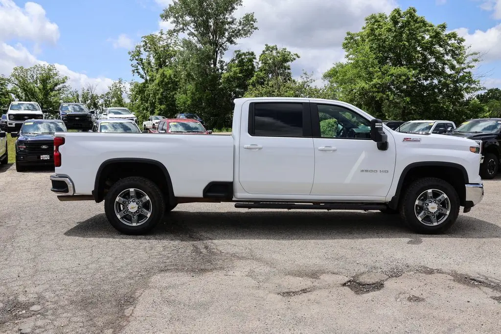2024 Chevrolet Silverado 3500HD LT photo 2