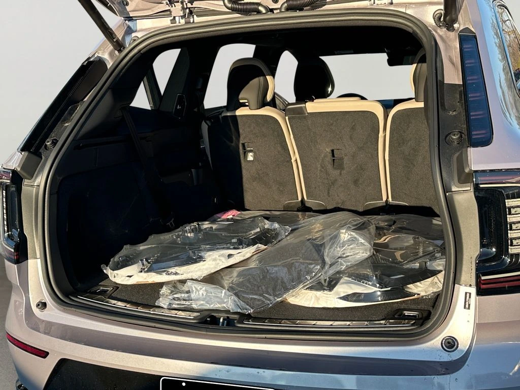 2026 Volvo - image 9