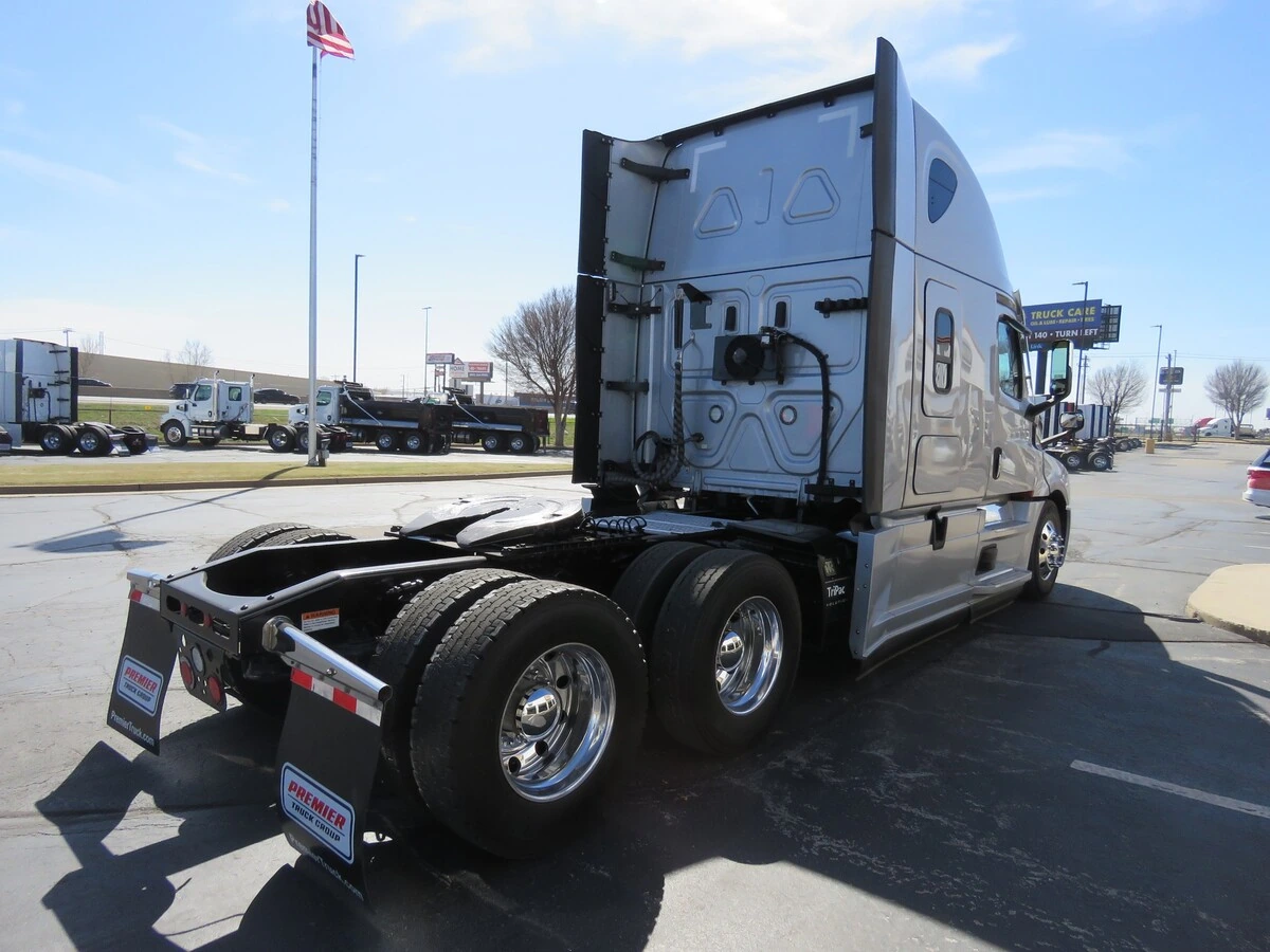 2022 Freightliner Cascadia - image 7