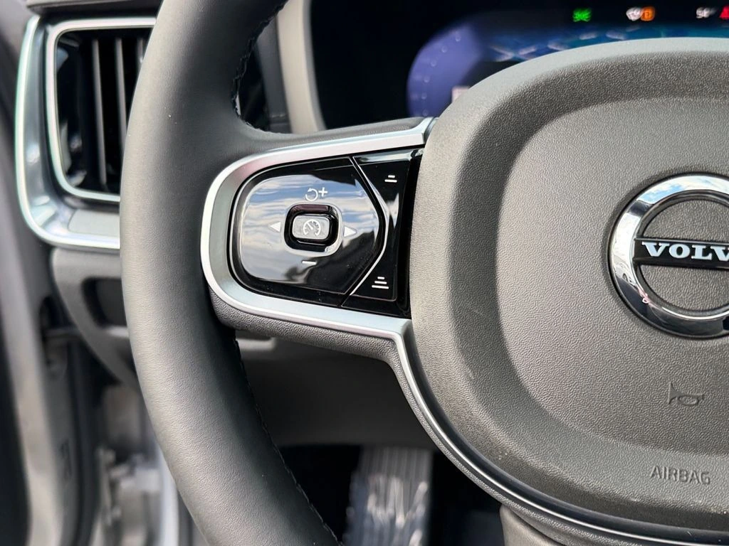 2025 Volvo - image 20