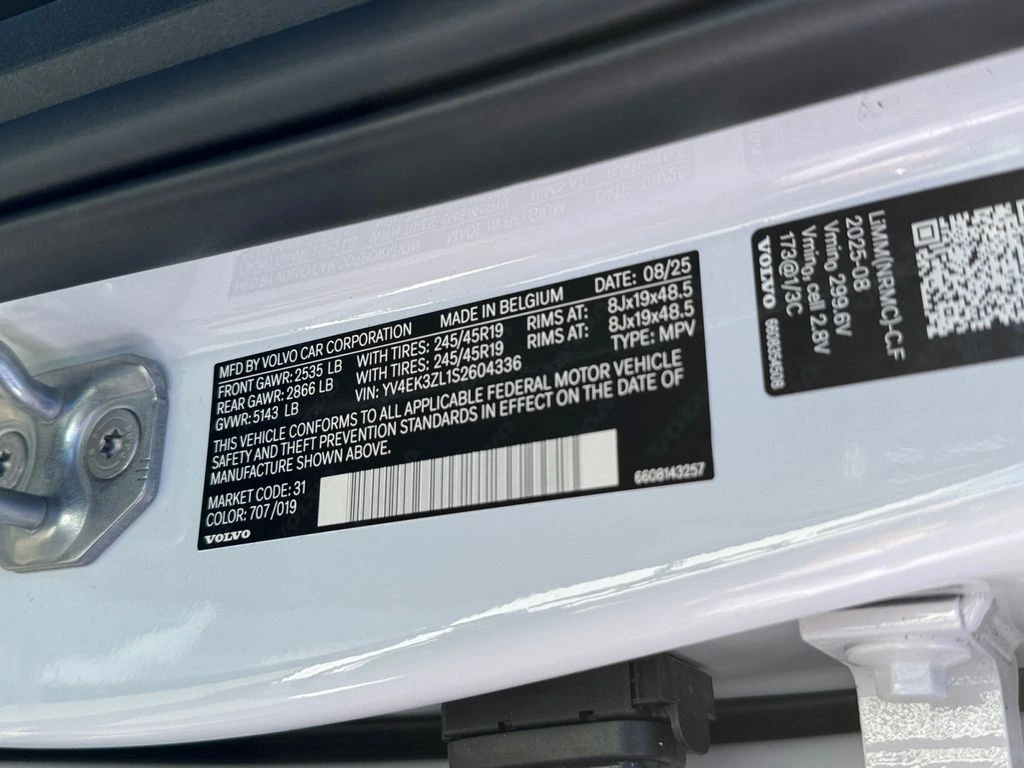 2025 Volvo - image 26