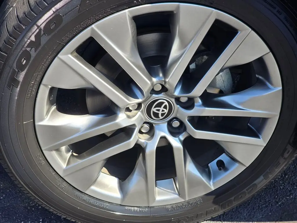 2022 Toyota RAV4 Limited photo 9