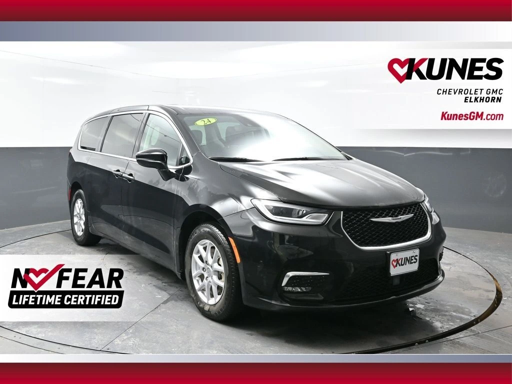 2024 Chrysler Pacifica Touring L's photo