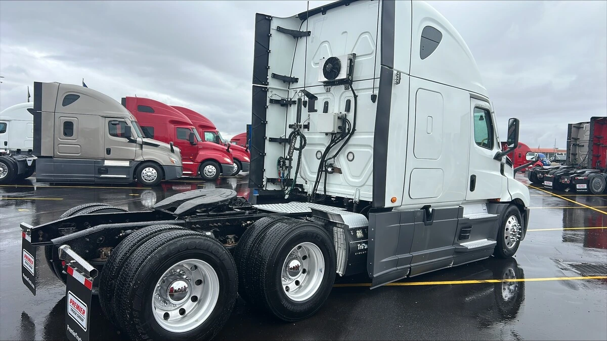 2022 Freightliner Cascadia - image 5