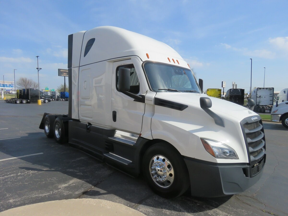 2023 Freightliner Cascadia - image 9