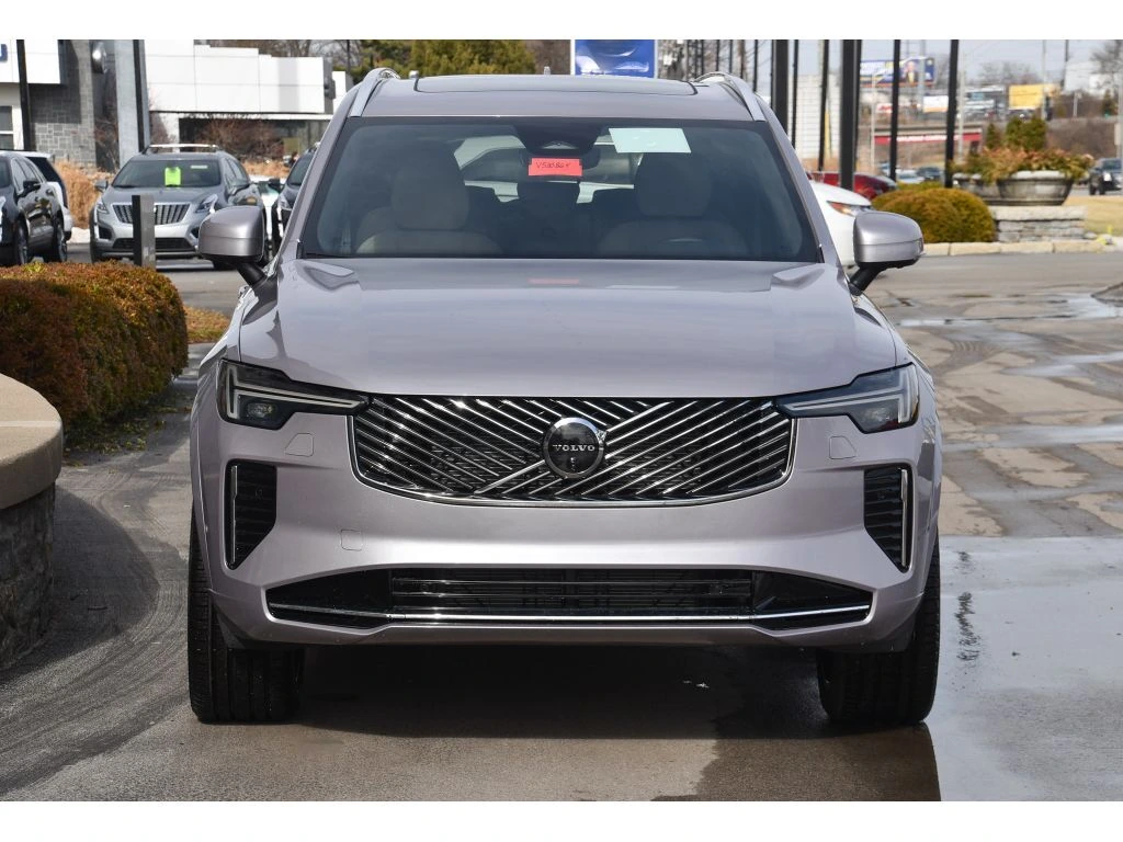 2026 Volvo - image 8