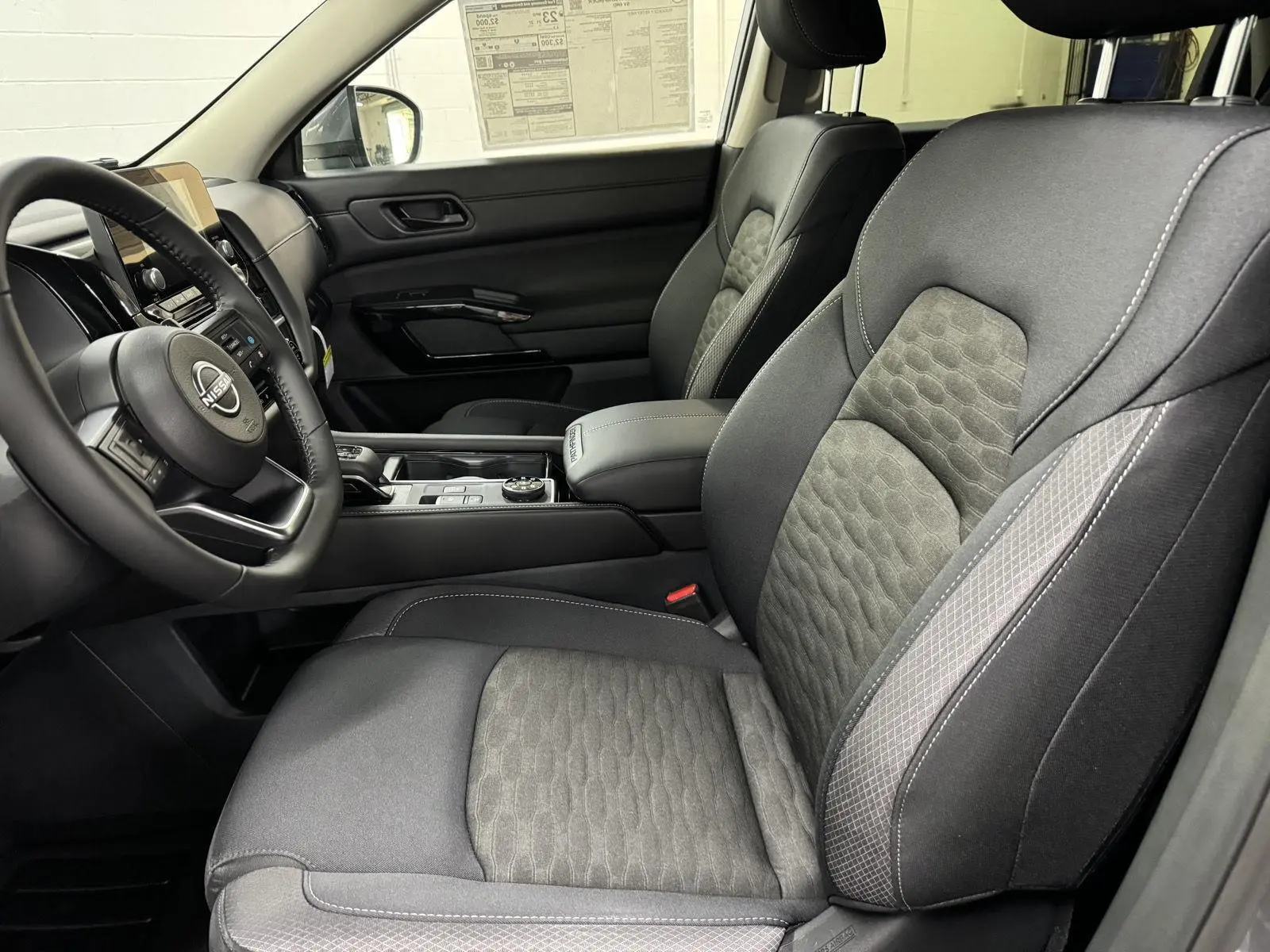 2025 Nissan Pathfinder SV photo 9