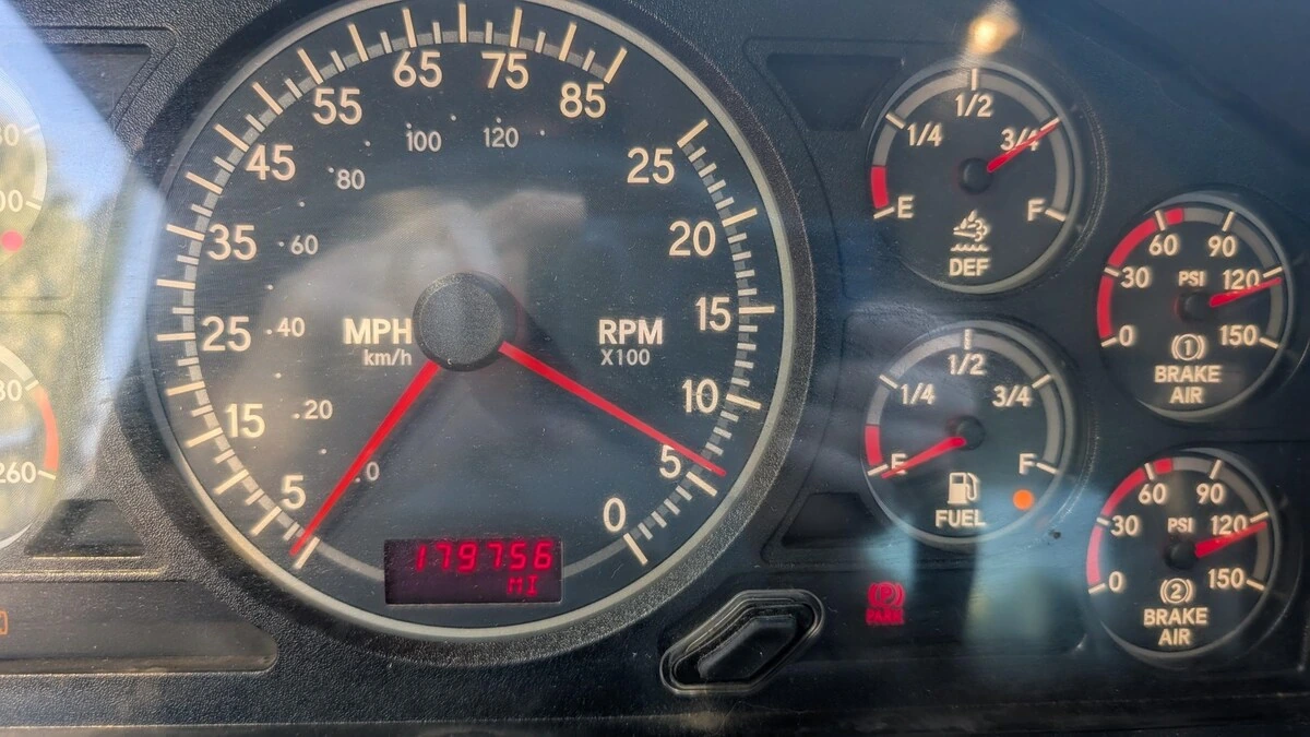 2019 International HX - image 18