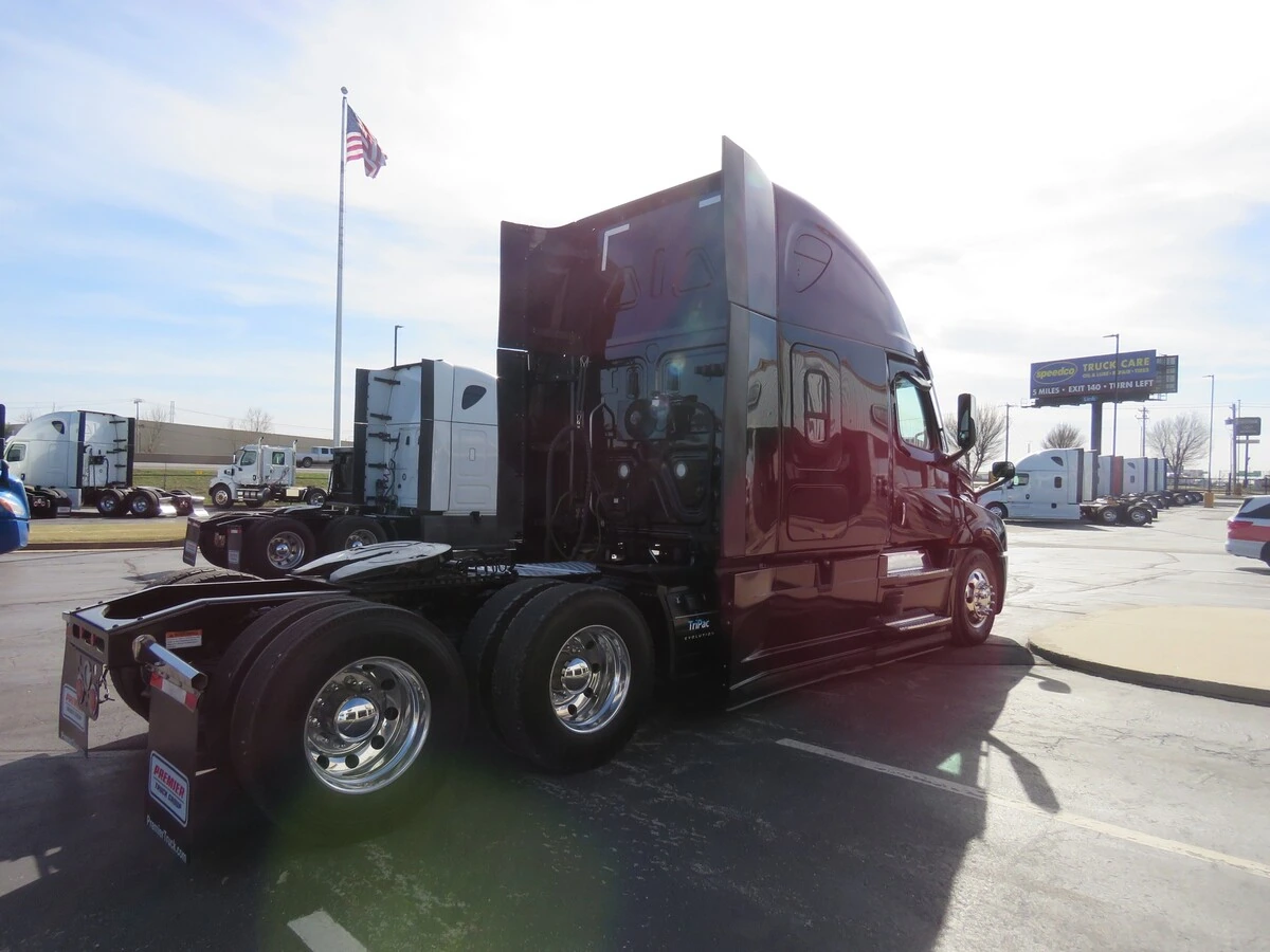 2022 Freightliner Cascadia - image 7