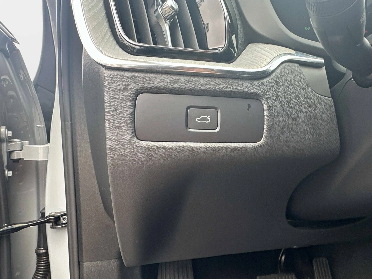 2025 Volvo - image 28