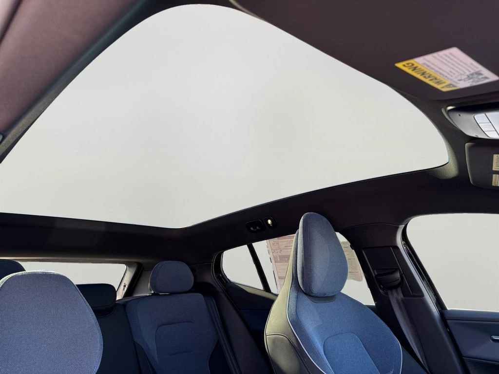 2025 Volvo - image 5