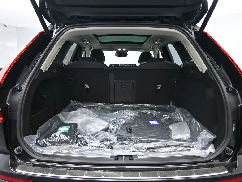 2026 Volvo - image 25