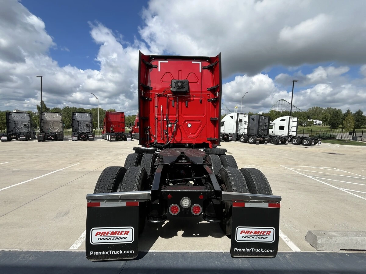 2022 Freightliner Cascadia — photo 8