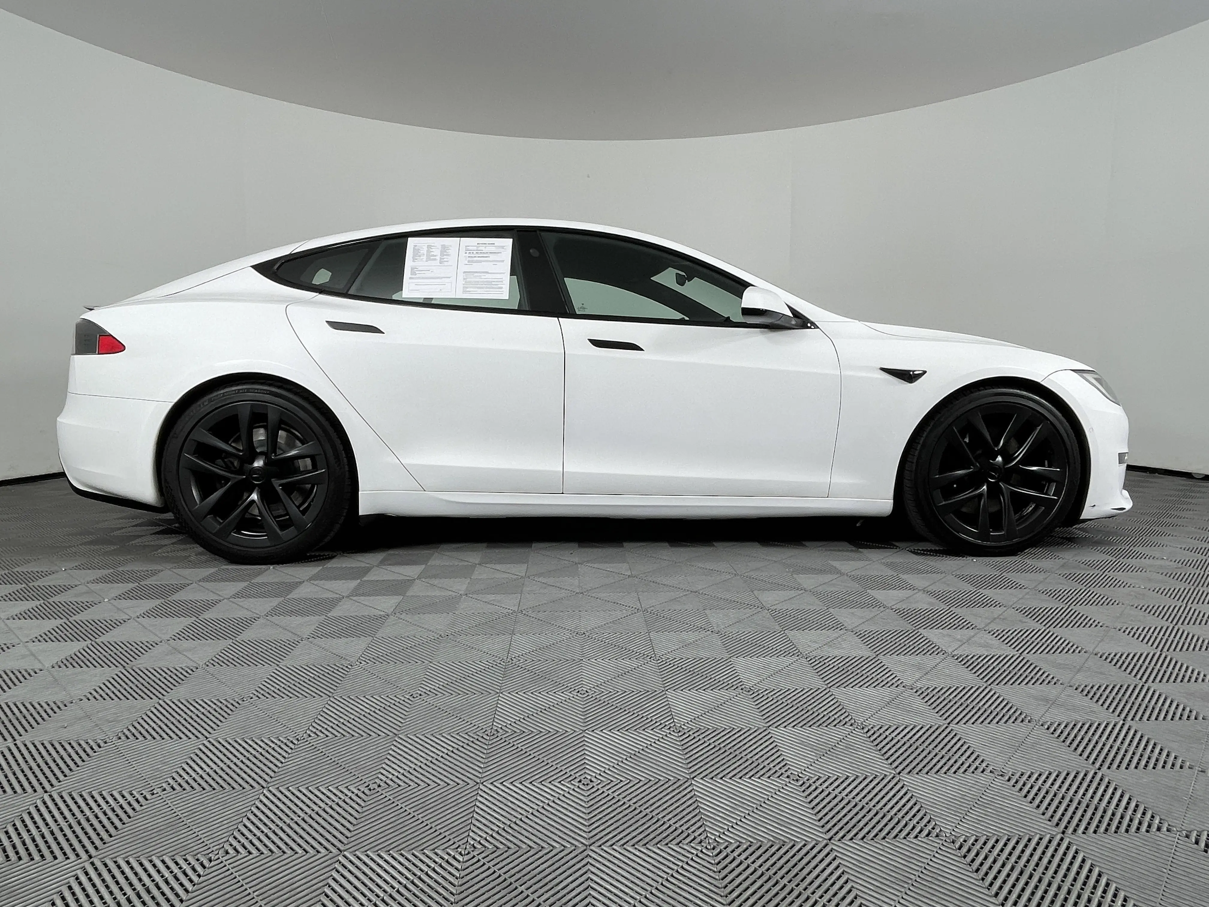 2022 Tesla Model S Plaid AWD photo 16