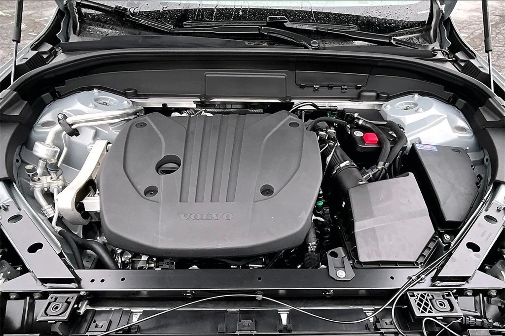 2026 Volvo - image 12
