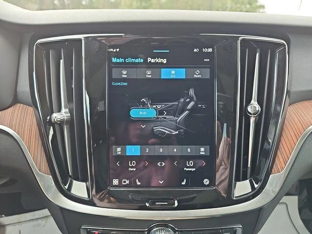 2025 Volvo - image 35