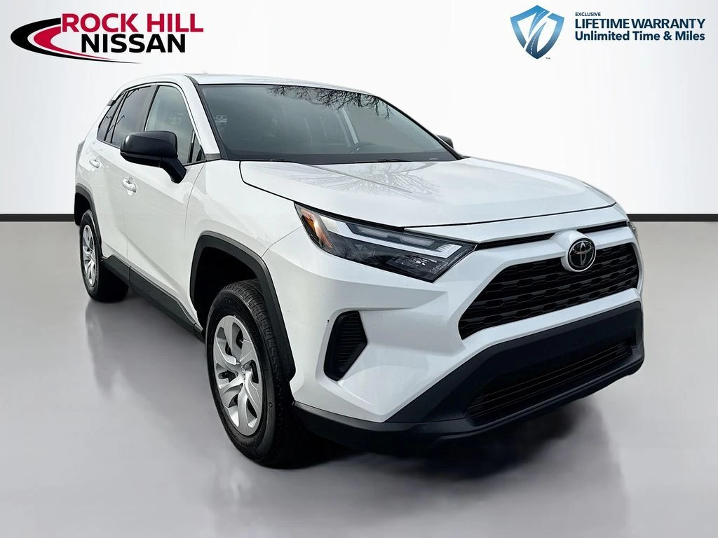 2024 Toyota RAV4 LE's photo