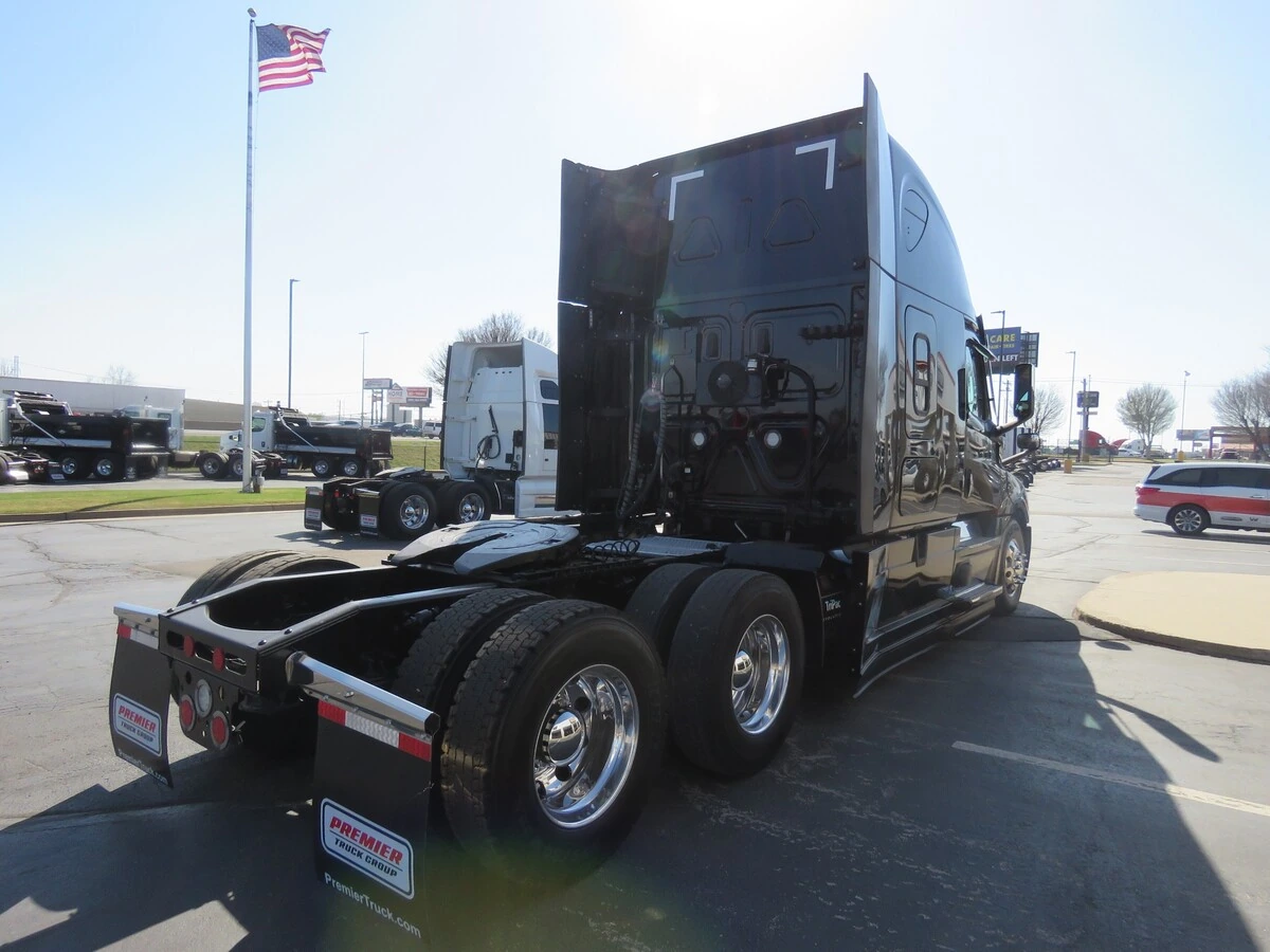 2022 Freightliner Cascadia - image 7