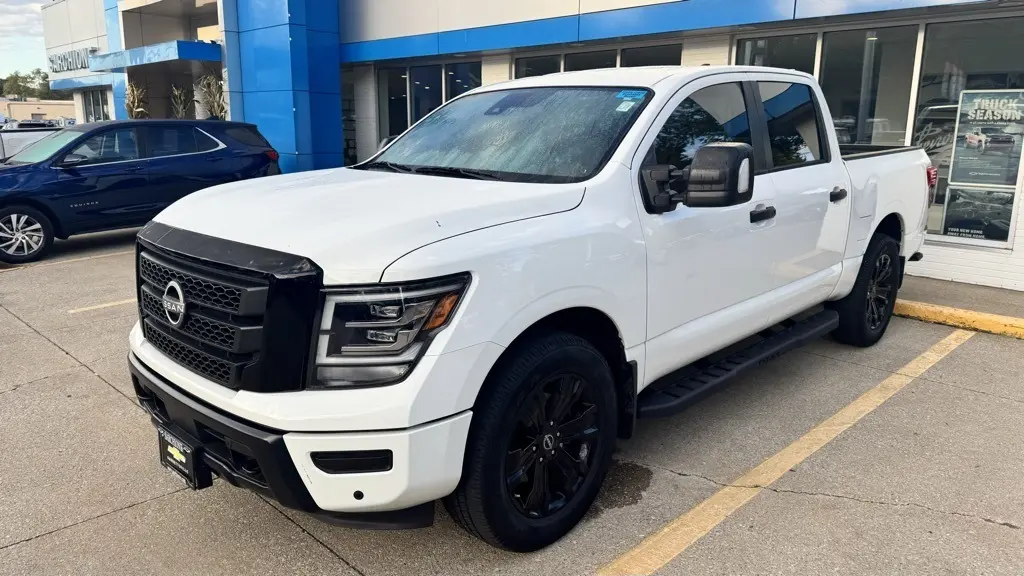 2023 Nissan Titan SV photo 3