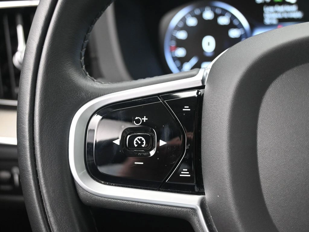 2020 Volvo - image 15