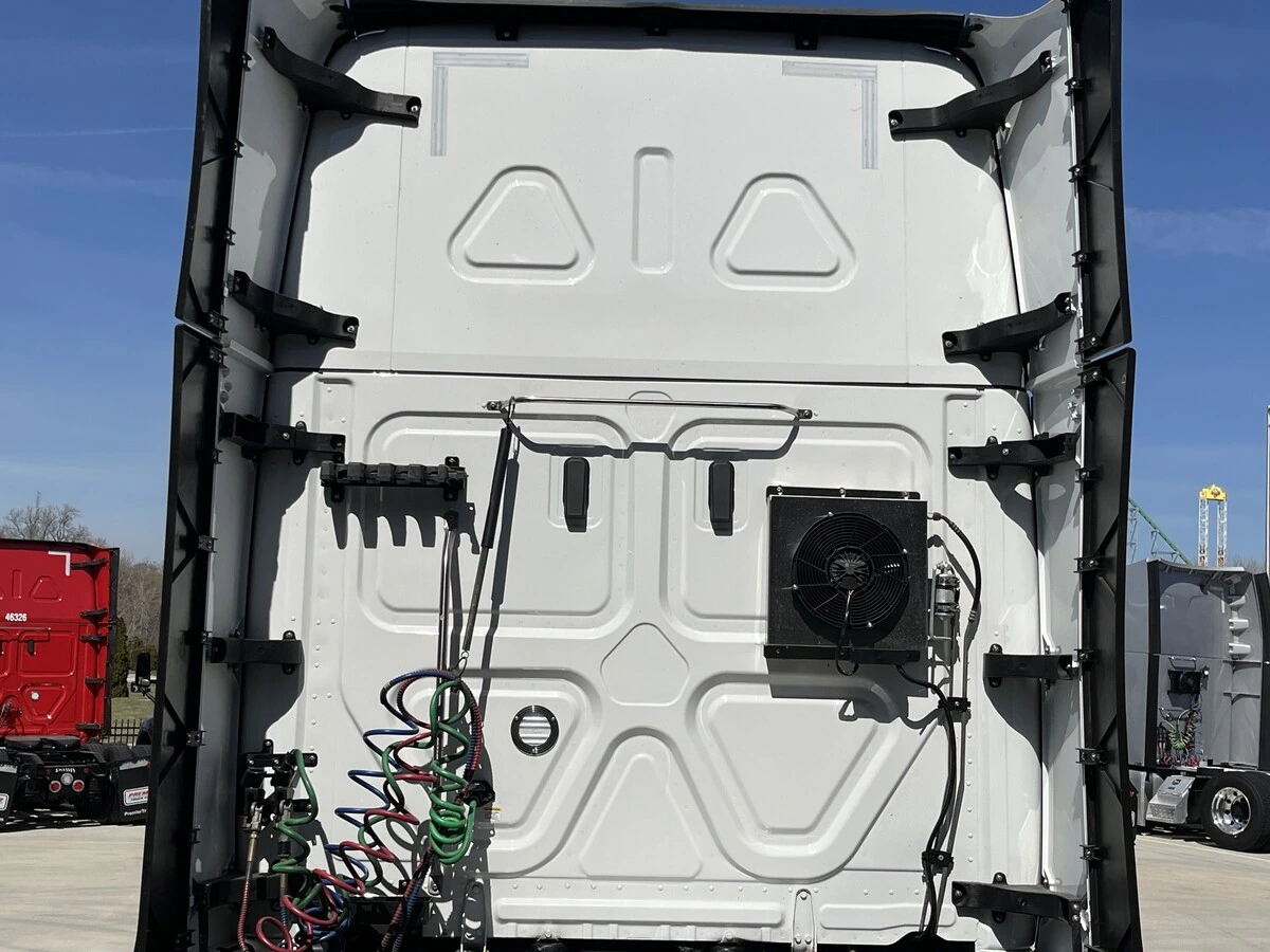 2023 Freightliner Cascadia - image 15