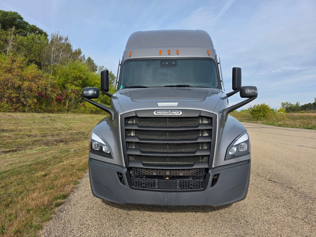 2022 Freightliner Cascadia — photo 2