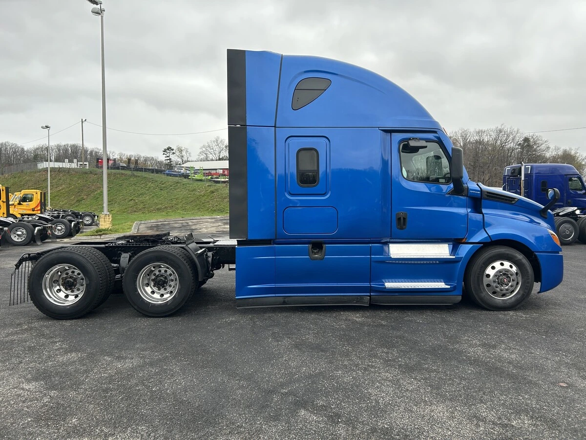 2022 Freightliner Cascadia - image 6
