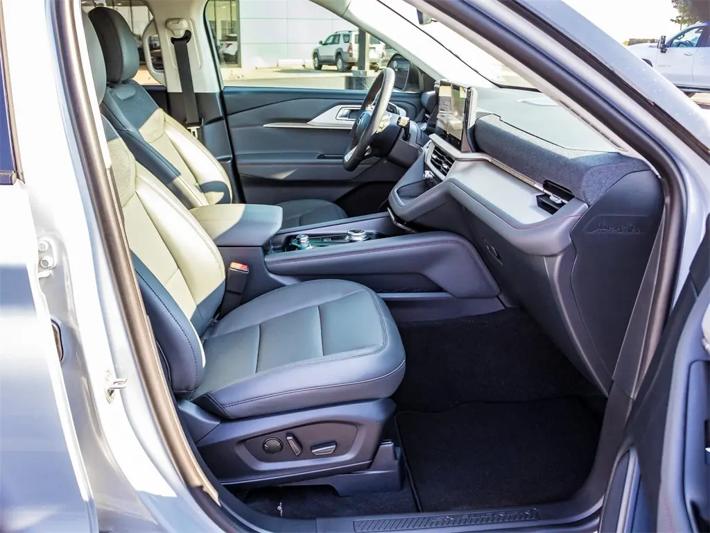 2025 Ford Explorer photo 12