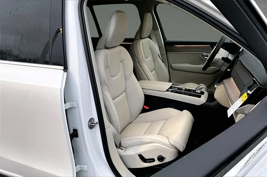 2026 Volvo - image 10