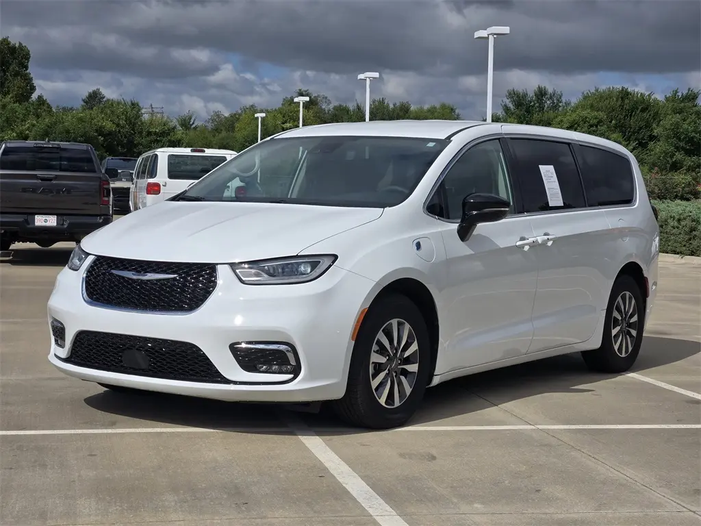 2024 Chrysler Pacifica Hybrid photo 3
