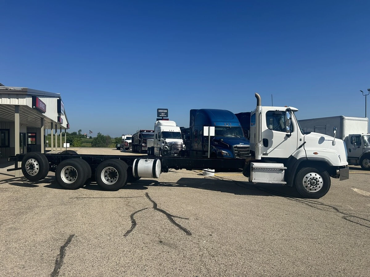 2017 Freightliner 114SD — photo 4
