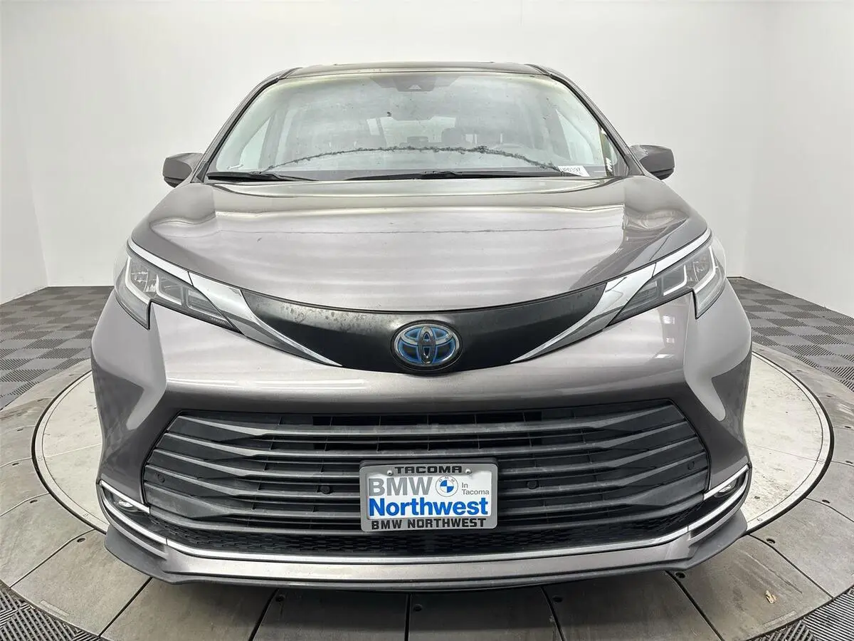 2021 Toyota Sienna XLE photo 2