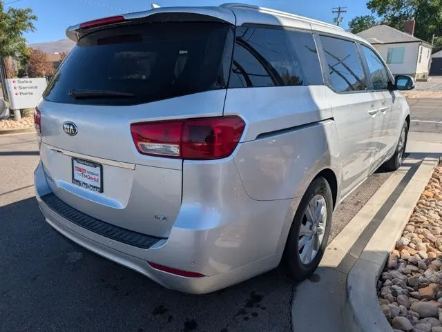 2017 Kia Sedona LX photo 4