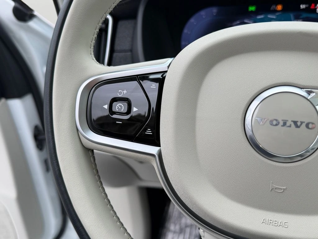 2025 Volvo - image 20