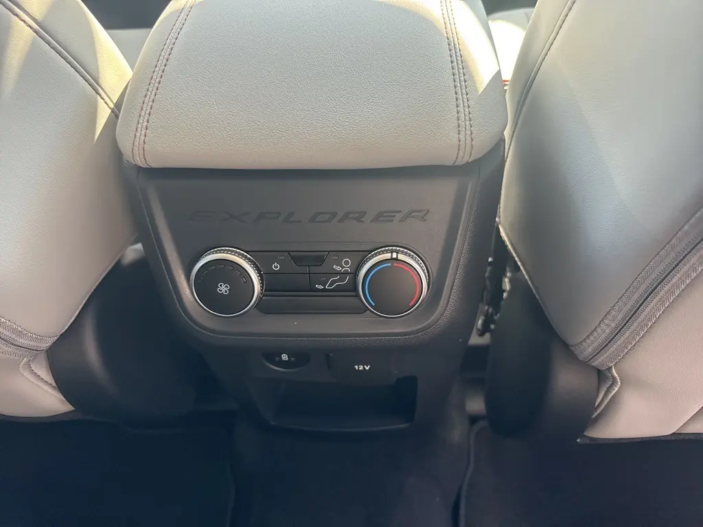 2025 Ford Explorer photo 27