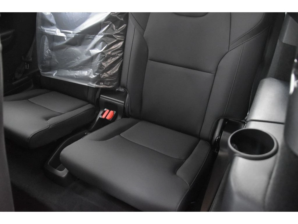 2026 Volvo - image 15