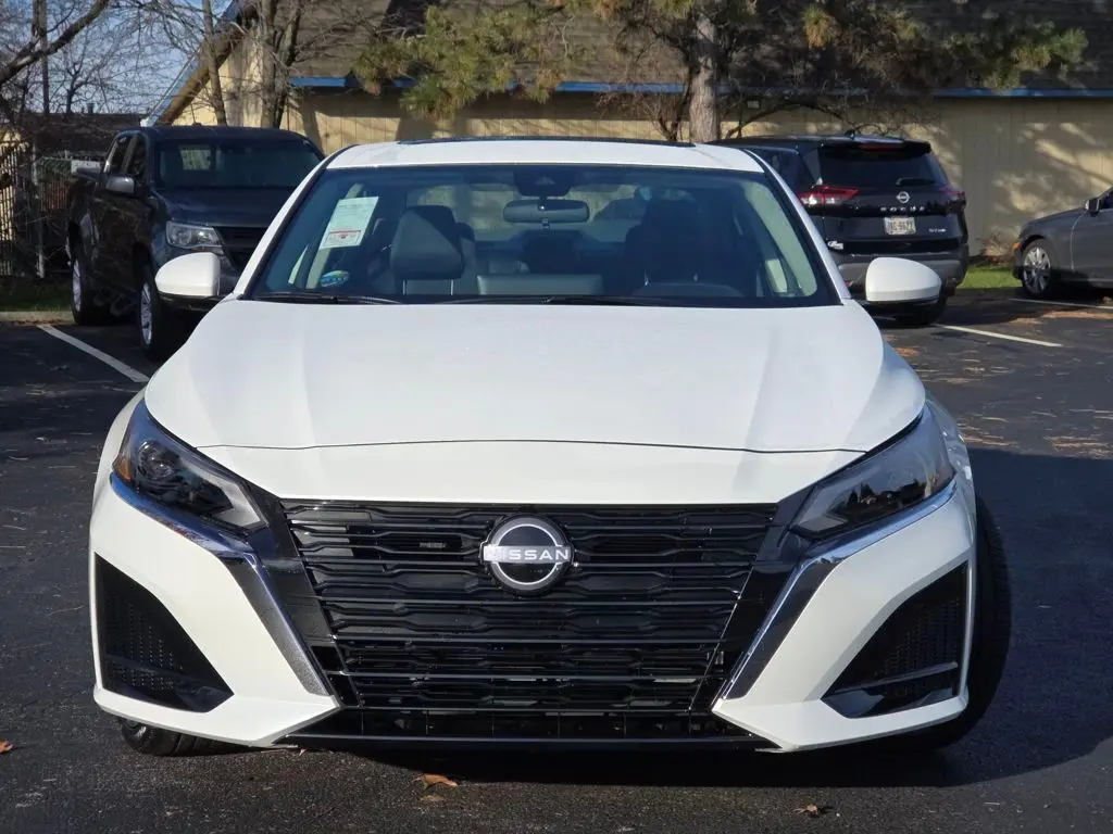 2025 Nissan Altima 2.5 SL photo 2