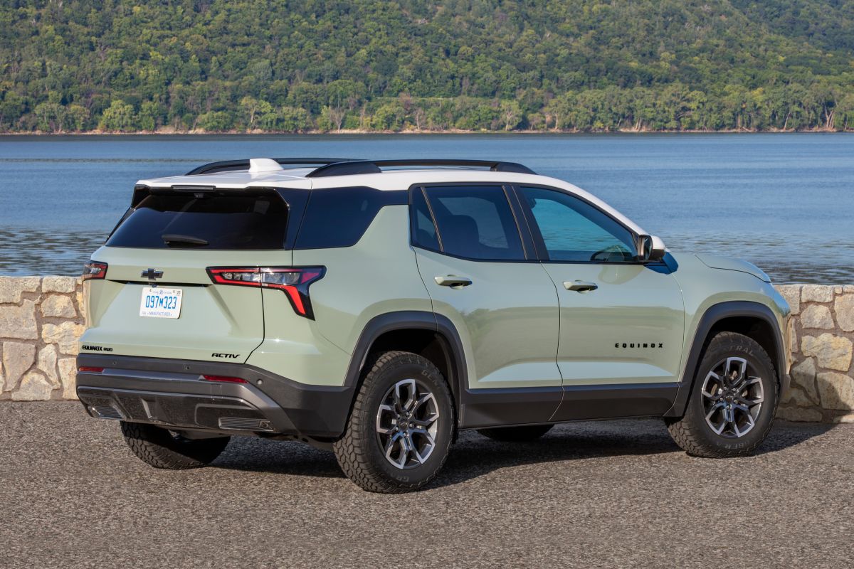 2026 Chevrolet Equinox Exterior Passenger Side Rear Profile