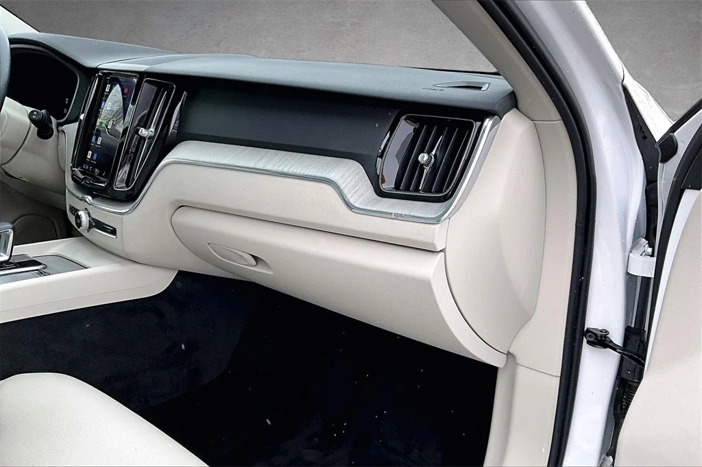 2023 Volvo - image 25