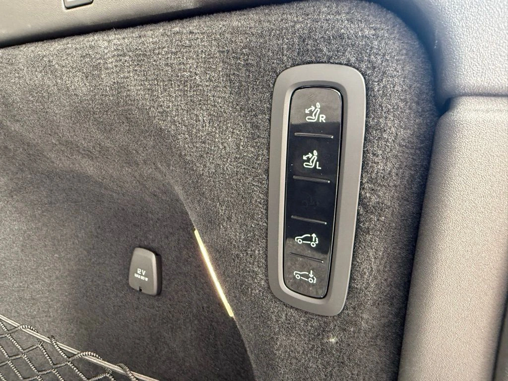 2025 Volvo - image 31