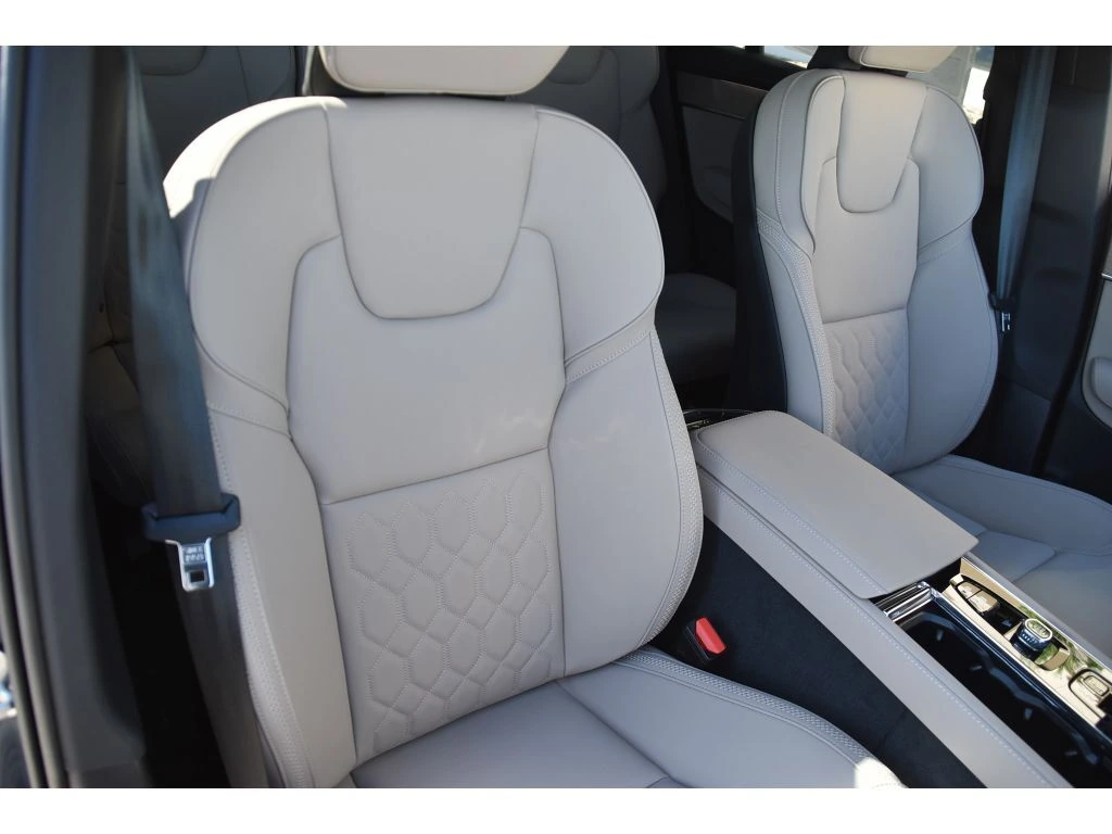 2026 Volvo - image 31